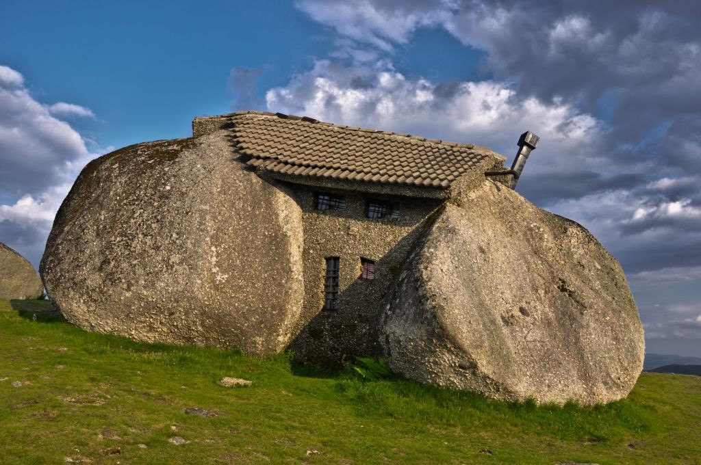 Weird Architecture: Stone House Guimaraes, Portugal