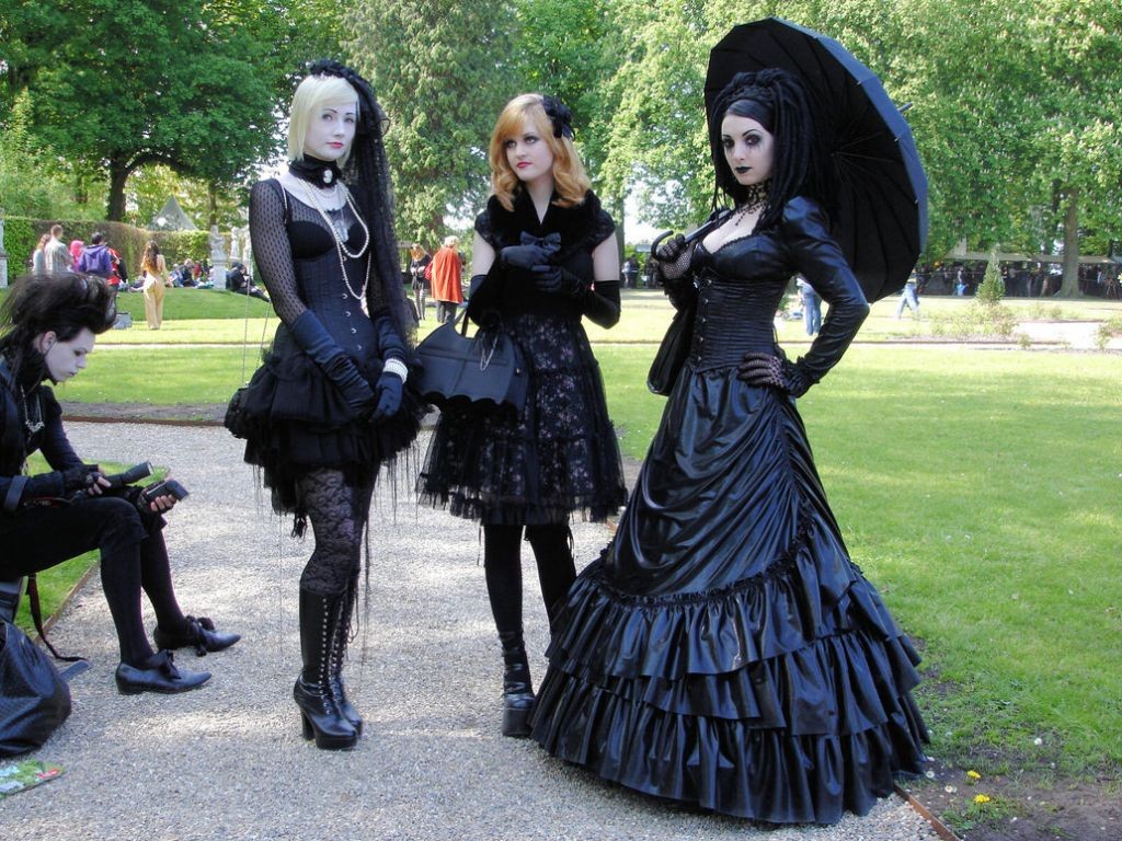 Weird Fashion: Gothic Lolitas
